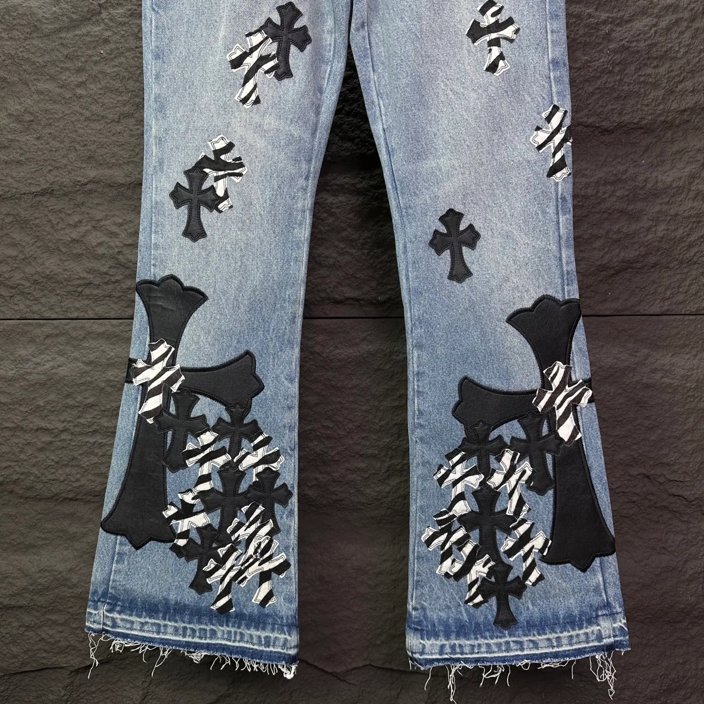 P290 GALLERY DEPT. & Croixin co-branded 2025 new retro zebra print black large cross leather couple's bootcut jeans 🔥High version🔥High version🔥 Top ceiling quality Styles with different wash textures, very friendly to people with thin legs and thick legs, the bootcut version is very flattering leg shape Timeless moderate length, easy to match with casual, basic styling for various styles, a must-have in the wardrobe! The fabric is stiff but also makes the upper body soft without losing texture. The washing process is even more perfect. It is a must-have item for everyone! ! ! Washed wheat, hang tag, pants label, three complete labels, color: blue, size: 28, 30, 32, 34, 36 (five sizes)